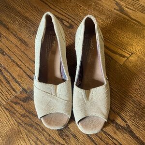 Amazing Toms wedge sandals with peep toe!!!